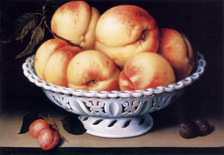 White ceramic bowl by Fede Galizia with red and blue peaches and plums.