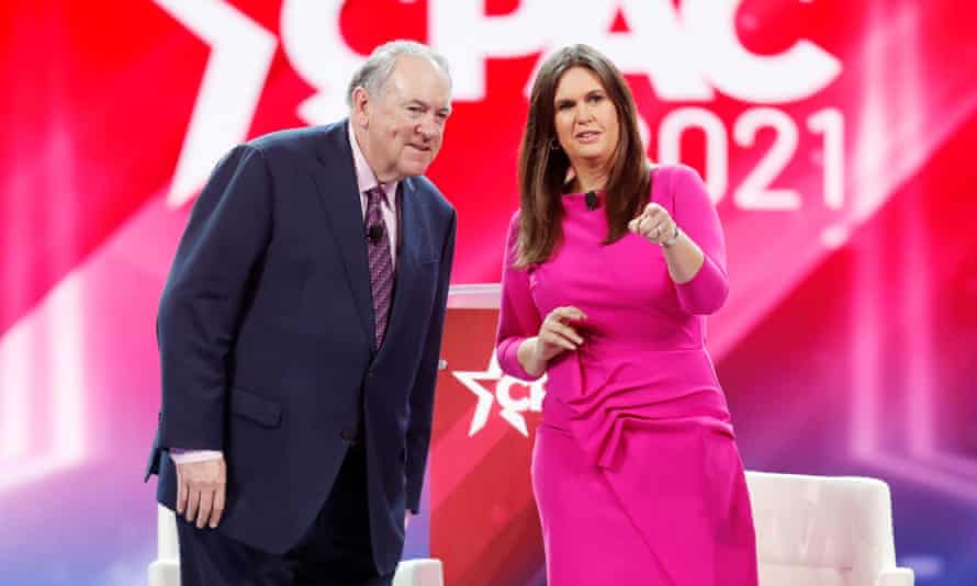 El exgobernador de Arkansas Mike Huckabee en el escenario con su hija Sarah, la exsecretaria de la Casa Blanca