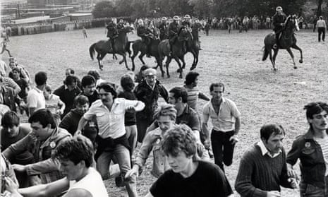 Miners run uphill during the battle of Orgreave
