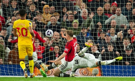 Rasmus Højlund of Manchester United scores the 4-2 goal during the Premier League match of against Sheffield United.