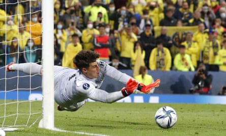 Keeper Kepa Arrizabalaga redder den siste straffen under UEFA Super Cup-sparkkonkurransen mellom Chelsea og Villarreal.