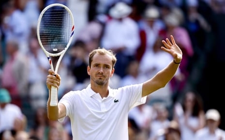 Daniil Medvedev acena para a multidão