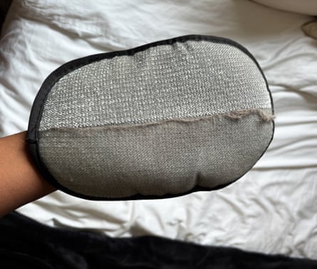 A Salhap Pet Hair Removal Glove after removing cat hair