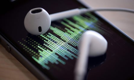 Um smartphone com um par de fones de ouvido.