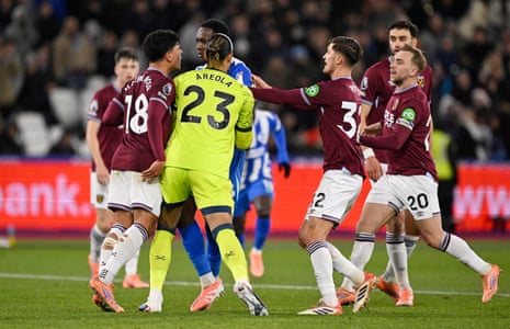 West Ham United's Mateus Fernandes clashes with Brighton & Hove Albion's Danny Welbeck.