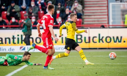 Marco Reus makes it 2-0 to Borussia Dortmund at Union Berlin.
