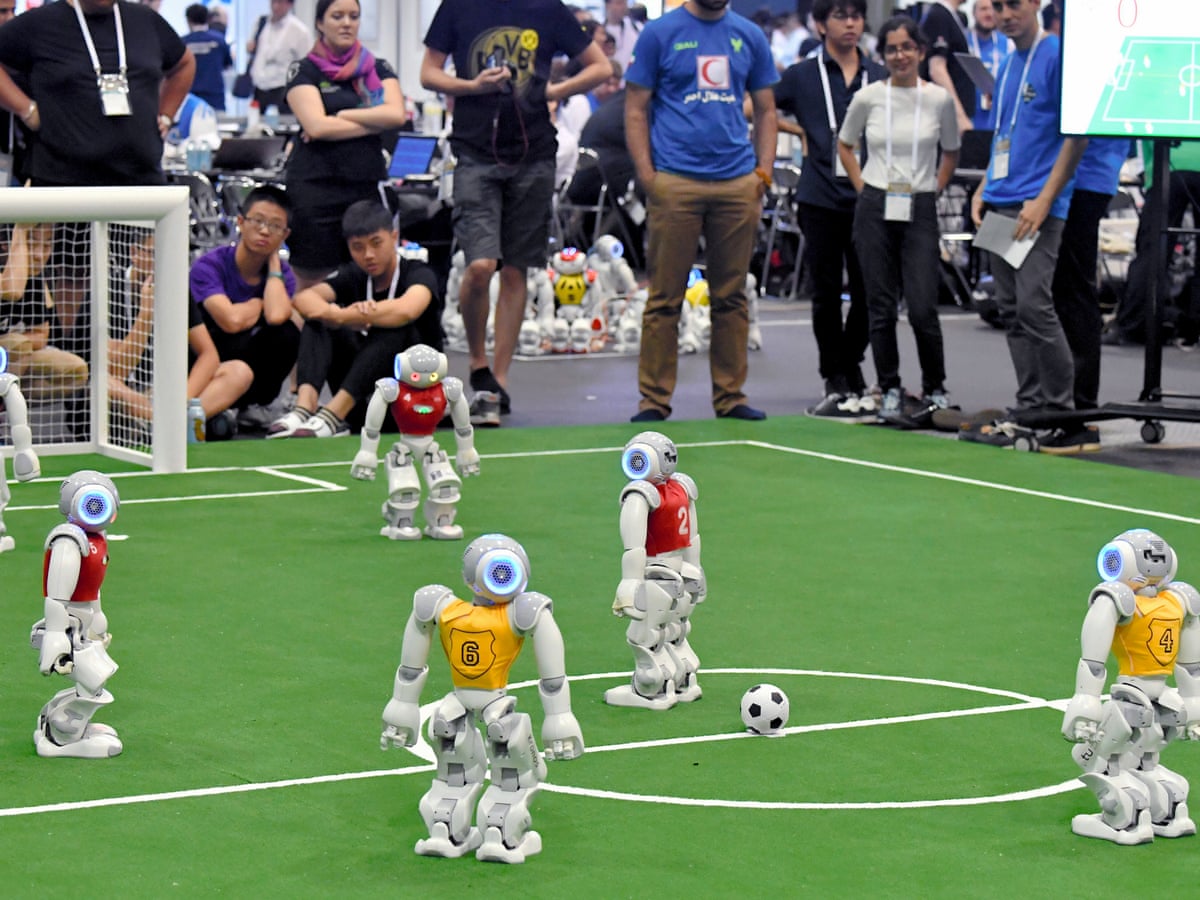 Роботы играют в футбол. Робофутбол. Футбол роботов. Футбол робототехника. Соревнования роботов футбол.