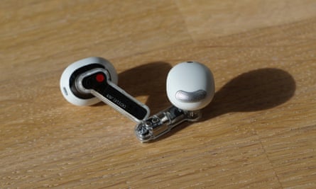 Nothing Ear Sticks retratados em uma mesa mostrando a grade do alto-falante.