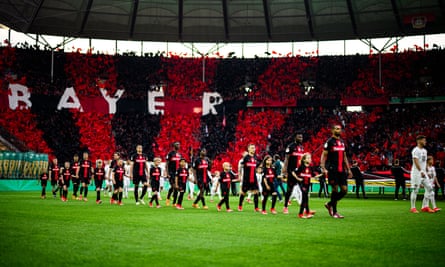 Leverkusen trên sân trước trận chung kết DFB Pokal. 
