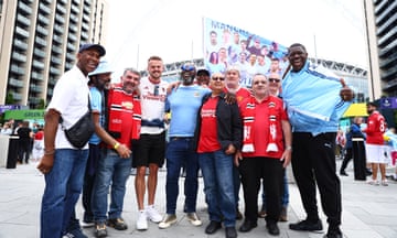 Fans of Manchester City and Manchester United meet up before the final.