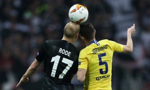 Chelsea’s Jorginho and Eintracht Frankfurt’s Sebastian Rode clash heads.