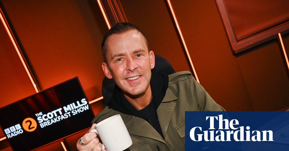 Scott Mills bị BBC sa thải sau những cáo buộc về hành vi cá nhân | BBC | The Guardian