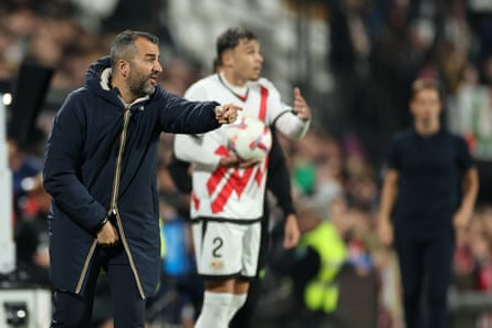 Diego Martínez gives instructions to his Las Palmas players during the match at Rayo Vallecano.