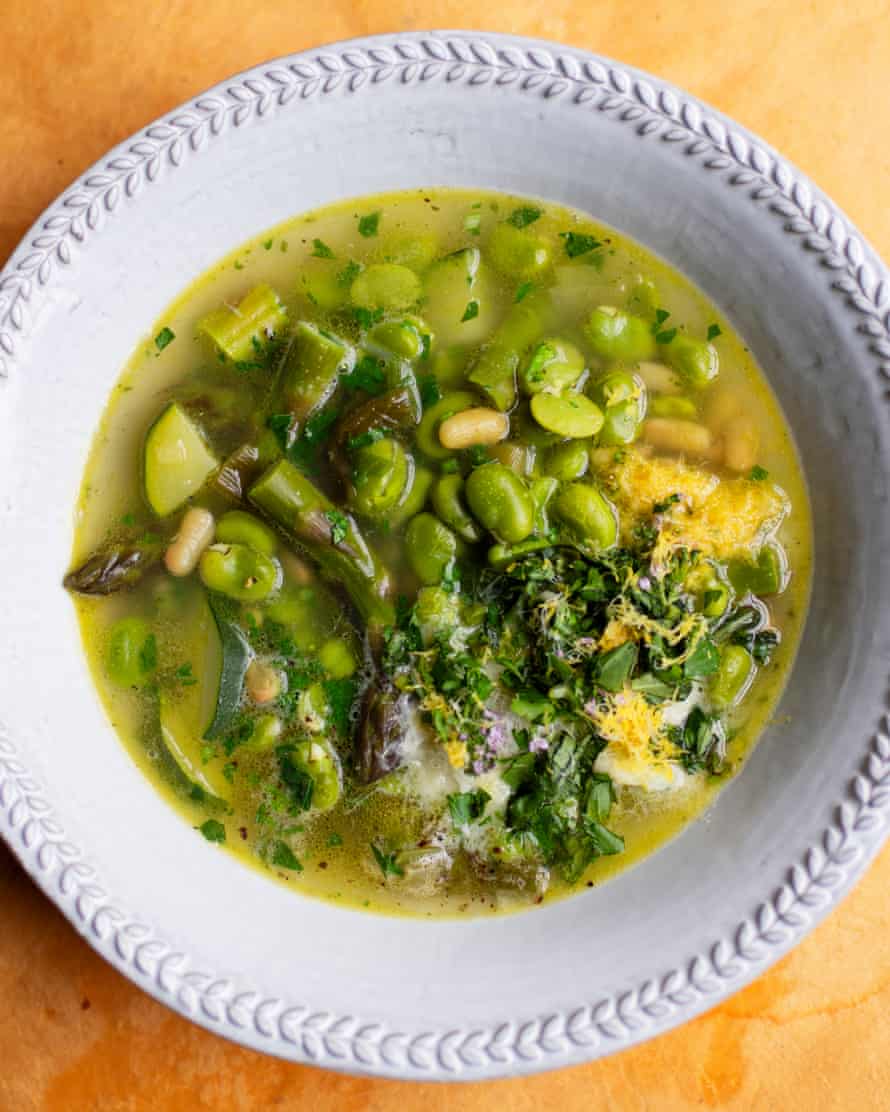 Verde ed estivo: zuppa di asparagi e fave.