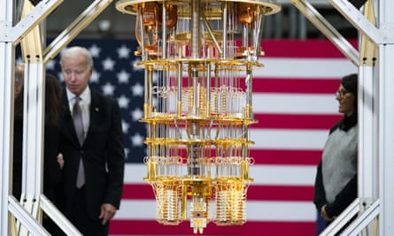 Presiden Joe Biden memeriksa komputer kuantum di fasilitas IBM di negara bagian New York, Oktober 2022.