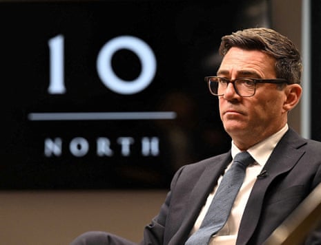 Andy Burnham sendo entrevistado pela BBC.