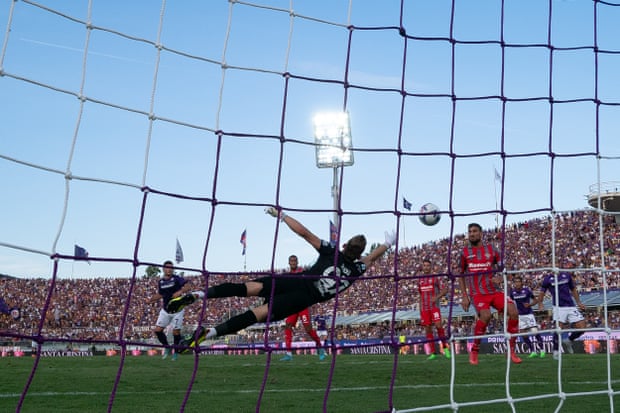 Luka Jovic segna il secondo gol della Fiorentina.