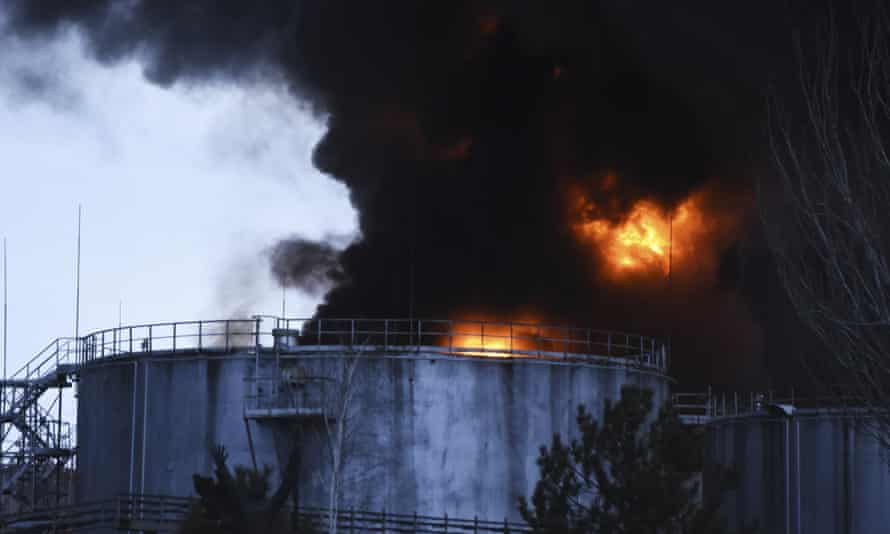 Rusia dijo que los misiles destruyeron una refinería de petróleo y tres instalaciones de almacenamiento de combustible.