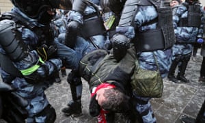 La policía antidisturbios detiene a un manifestante en el centro de Moscú