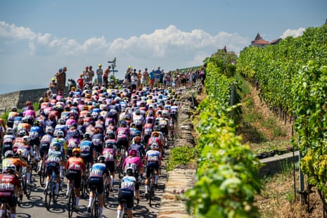 The peloton passes through the village of Chexbres.