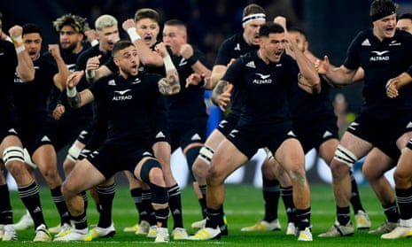 Jugadores de Nueva Zelanda realizando un haka.