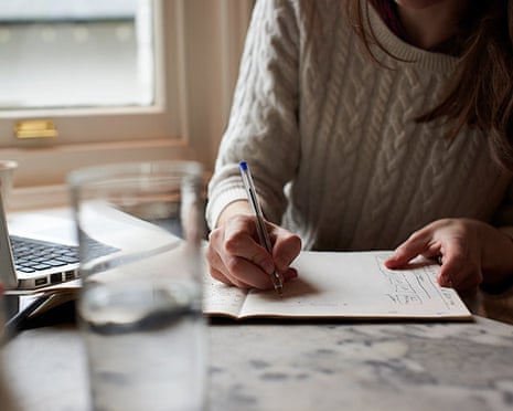 Giornalisti e professionisti dei media lavorano insieme