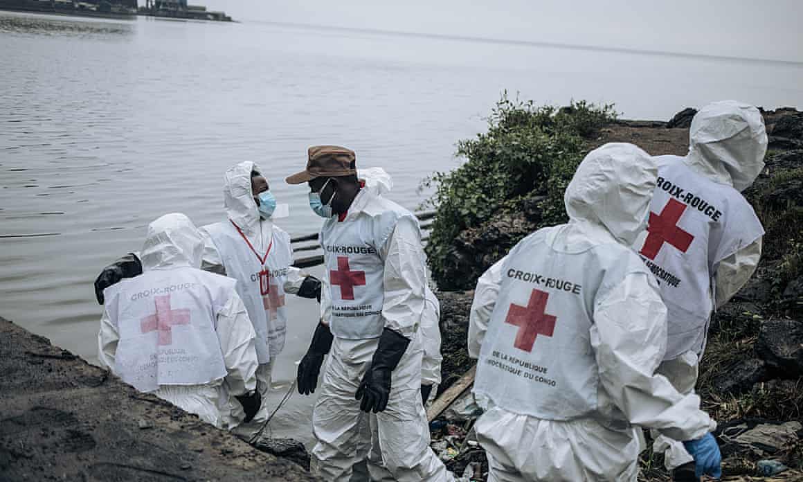 Members of the International Committee of the Red Cross collect bodies in the port of Goma