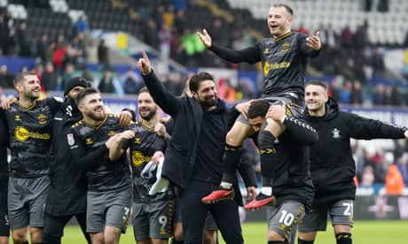 Southampton sweep aside Swansea to break club record by going 21 games unbeaten