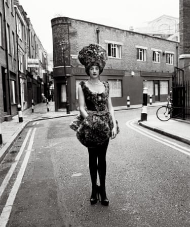 Honor Fraser, London, 1993Photo London’s Master of Photography exhibition returns for 2026 with a presentation bylegendary American fashion photographer Steven Meisel. A rare exhibition of his work, thispresentation highlights Meisel’s photography in London, and in particular his iconic‘Anglo-Saxon Attitude’ series. 93065 London Street Story, 07.14-16/1993British Vogue © Steven Meisel