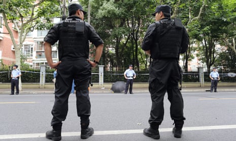 Three Things Travelers Should Watch Out for in Shanghai: Shanghai police officers