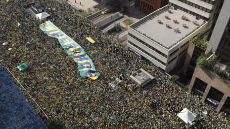 Thousands turn out for pro and anti-Bolsonaro protests on Brazilian Independence Day – video