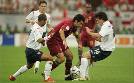 Luis Figo er preget av Ashley Cole og Owen Hargreaves under Portugals kamp mot England ved verdensmesterskapet i 2006.