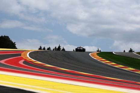 O francês Isack Hadjar dirigindo o Oracle Red Bull Racing RB22 Red Bull Ford