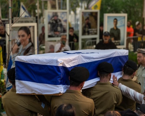 दक्षिणी लेबनान में हिज़्बुल्लाह एंटी-टैंक मिसाइल द्वारा मारे जाने के बाद होलोन में एक इज़राइली सैनिक का अंतिम संस्कार