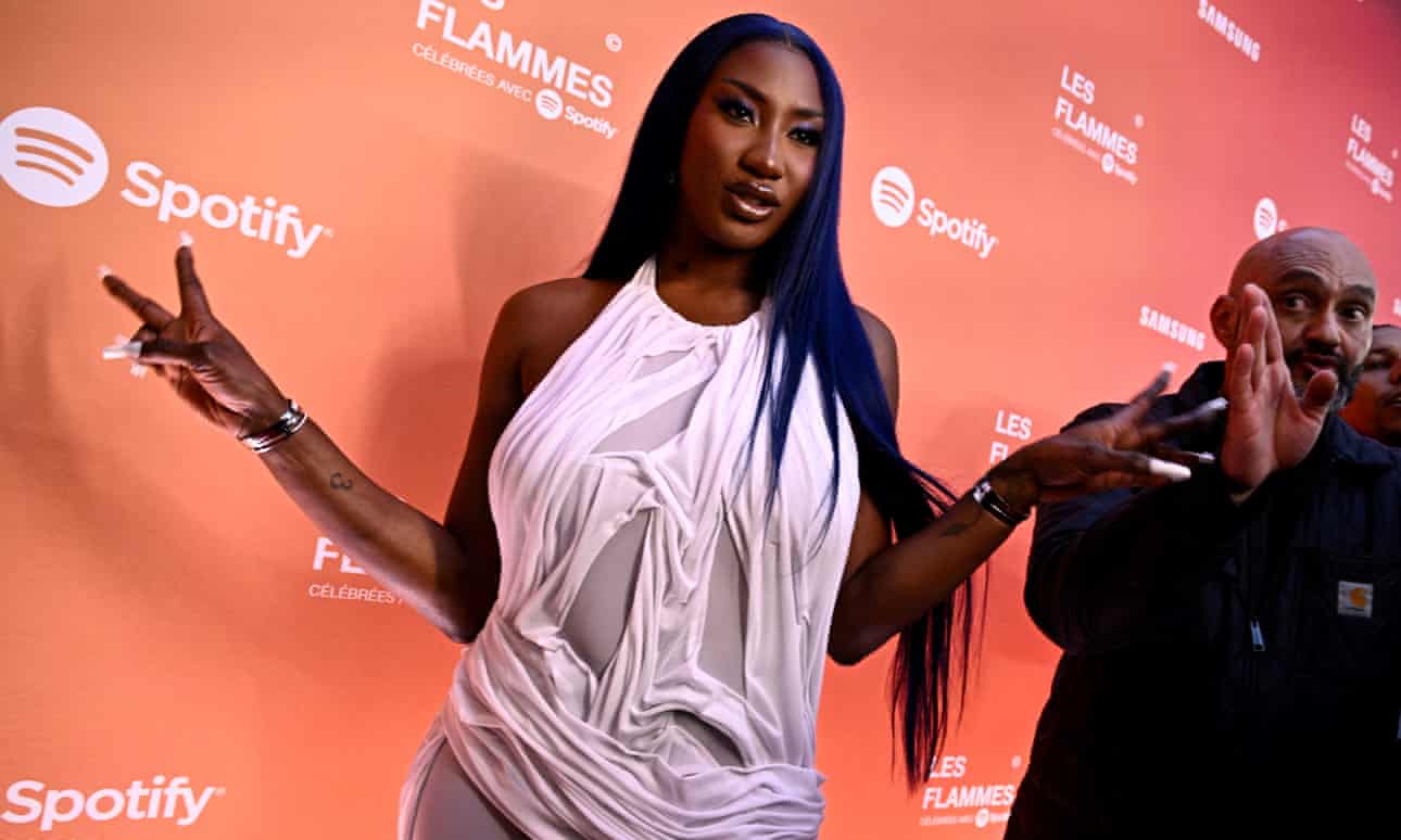 Aya Nakamura agradece a los fans por el apoyo ante el racismo en los Juegos Olímpicos mientras gana premios.