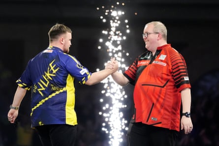 Stephen Bunting and Luke Littler shake hands