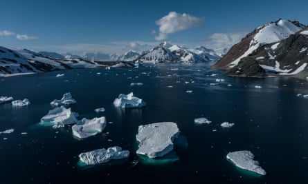 Melting icebergs on Horseshoe Island