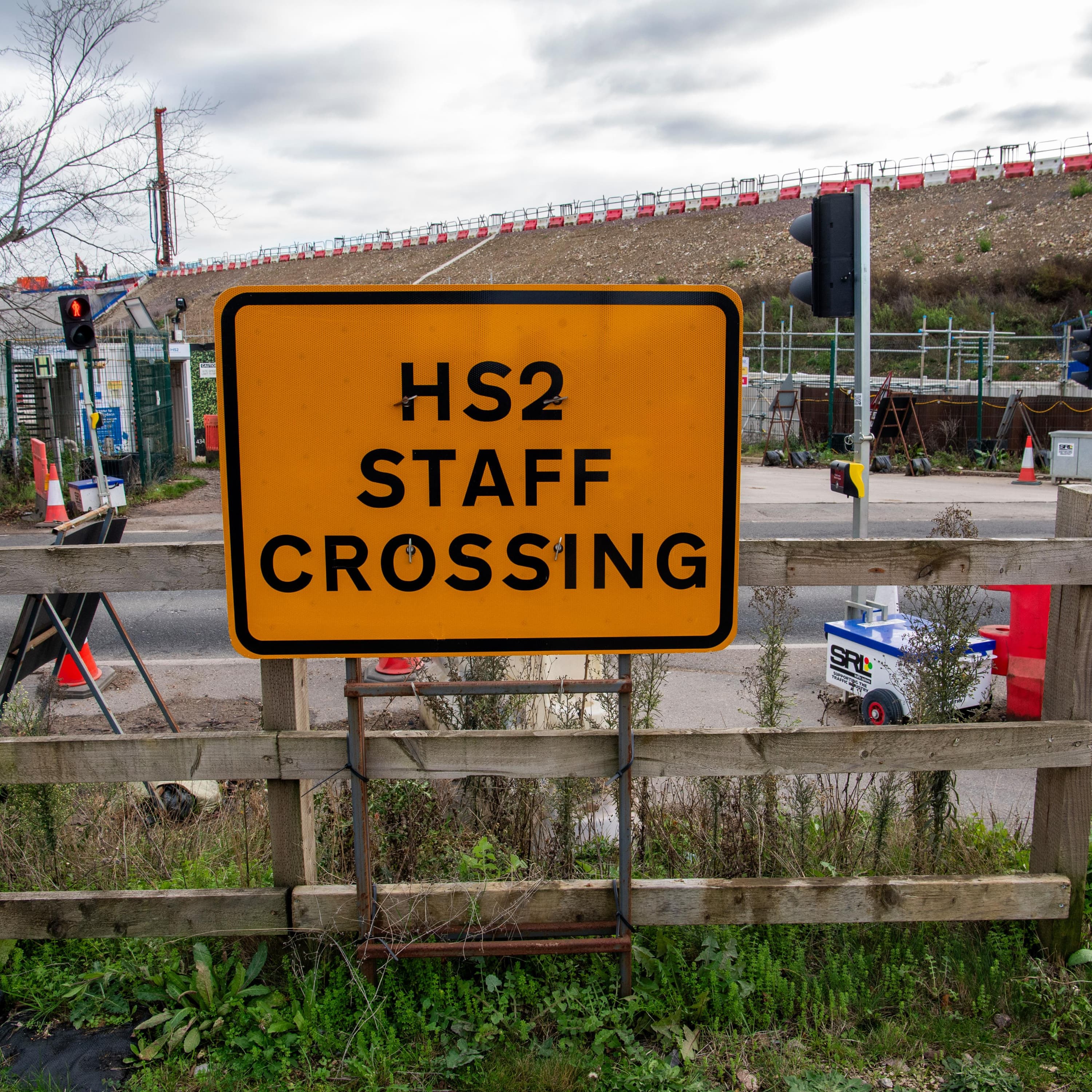 ‘We hate it. It’s desecration’: the real cost of HS2 ‘We hate it. It’s desecration’: the real cost of HS2