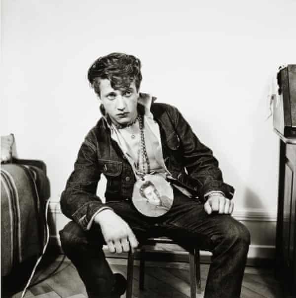 Karlheinz Weinberger Sitting boy with Elvis necklace, 1961 © Karlheinz Weinberger. Courtesy Galerie Esther Woerdehoff