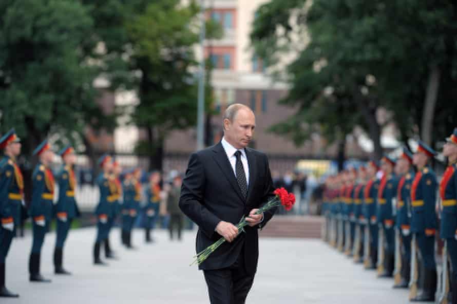 Vladimir Putin, the Russian president, lays flowers to commemorate the 73th anniversary of Nazi Germany’s invasion of the Soviet Union.