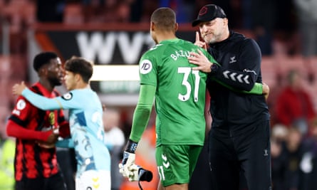 Ralph Hessenhuttl, directeur de Southampton, célèbre avec le gardien Gavin Bazono.