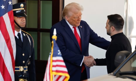 Președintele SUA, Donald Trump, îl întâmpină pe președintele ucrainean Volodymyr Zelensky la sosirea lui la Casa Albă.