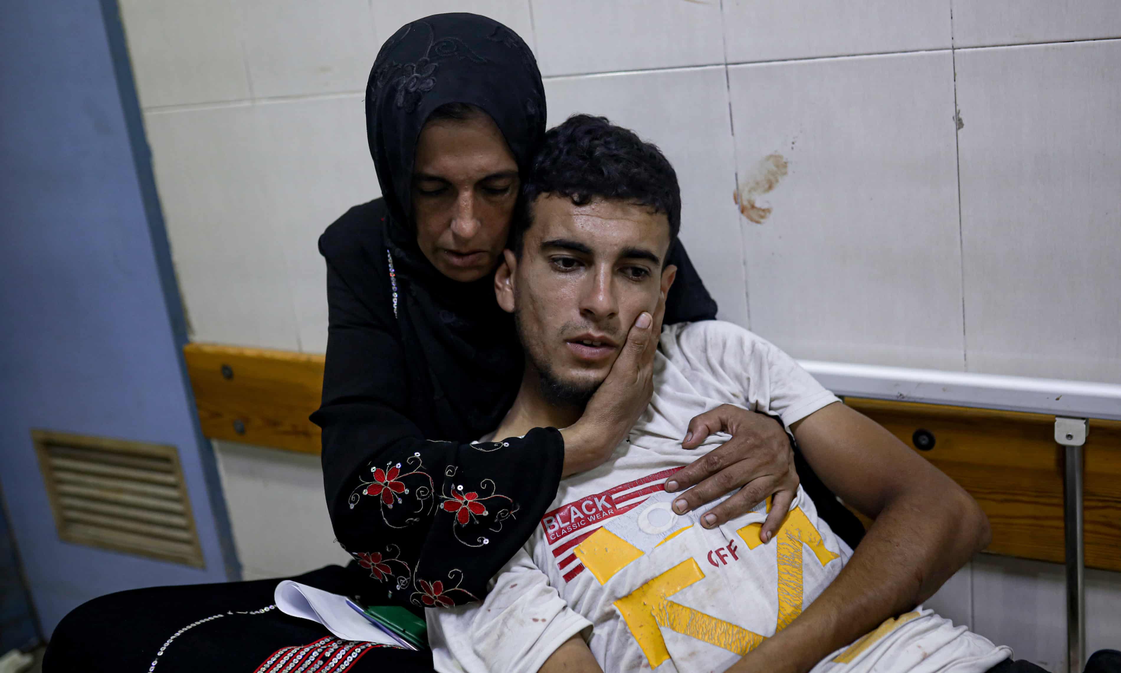 Israeli strike on Khan Younis shelter kills at least 31 amid surge in Gaza fighting (theguardian.com)