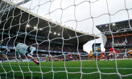 Brennan Johnson watches José Sá save his penalty at Molineux on Saturday