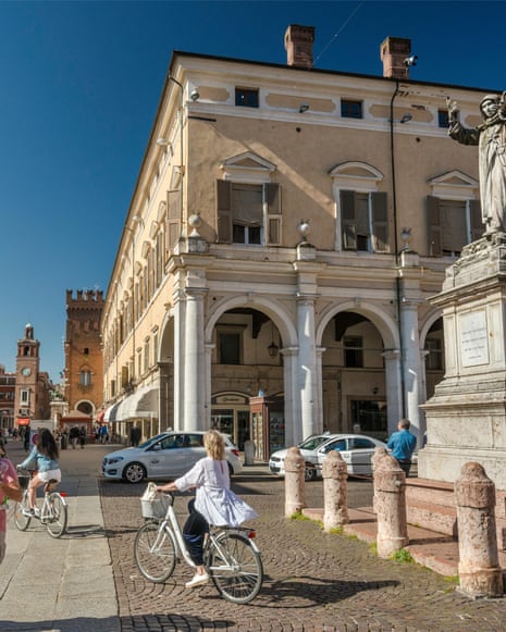 Girolamo Savonarola statue, Piazza Savonarola at Corso Martiri della Liberta in Ferrara, Emilia-Romagna, ItalyR9WJPM Girolamo Savonarola statue, Piazza Savonarola at Corso Martiri della Liberta in Ferrara, Emilia-Romagna, Italy