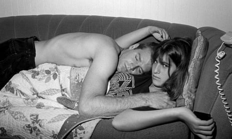 Jeune couple câlins sur un canapé