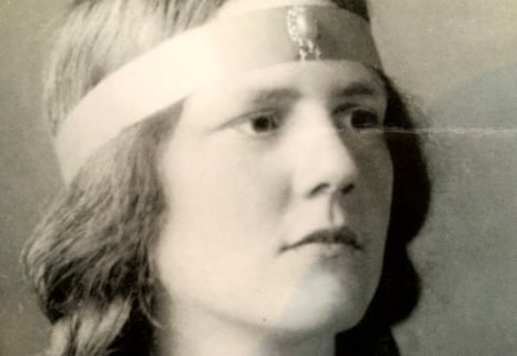 Black and white picture of Nan Shepherd, who has long hair and is wearing a headband