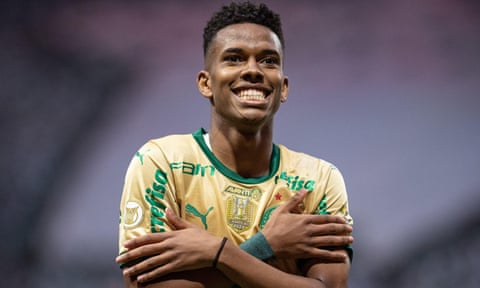 Estêvão celebrates his goal in the match between Palmeiras and Criciuma in September