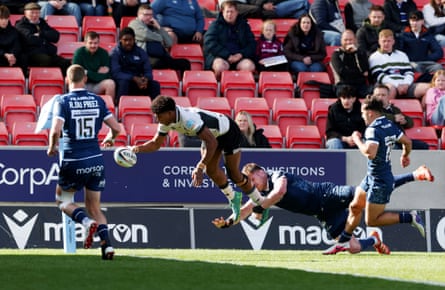 Fergus Burke scores Saracens' 5th effort against Sale.