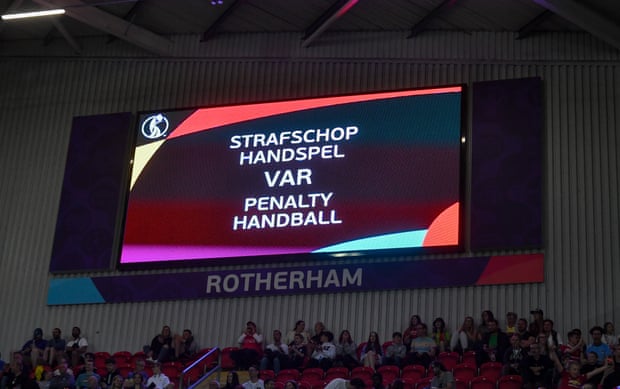 Strafschop handspel!